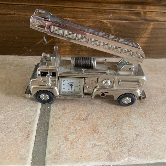 Sanis Quartz Heavy Fire Engine Truck Clock - Picture 2 of 5
